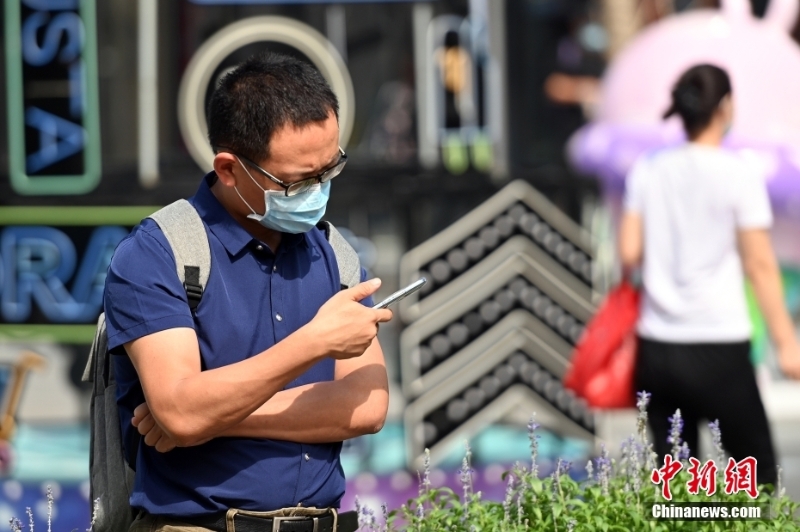 十年间，中国手机网夷易近规模削减超6亿，挪移互联网不断揭示着修正事实的实力。电商、社交、游戏、挪移支出、资讯等种种app泛起，互联网守业热潮席卷天下，妨碍2021年尾，中国境内外互联网上市企业跃至155家。挪移互联网，不光修正了事实中的中国，也修正了天下眼中的中国。质料图为2021年8月20日，十三届天下人大常委会第三十次团聚表决经由《中华国夷易近共以及国总体信息呵护法》。当日，一位男士在北京陌头魔难手机。 <a target='_blank' href='/'>中新社</a>记者 侯宇 摄